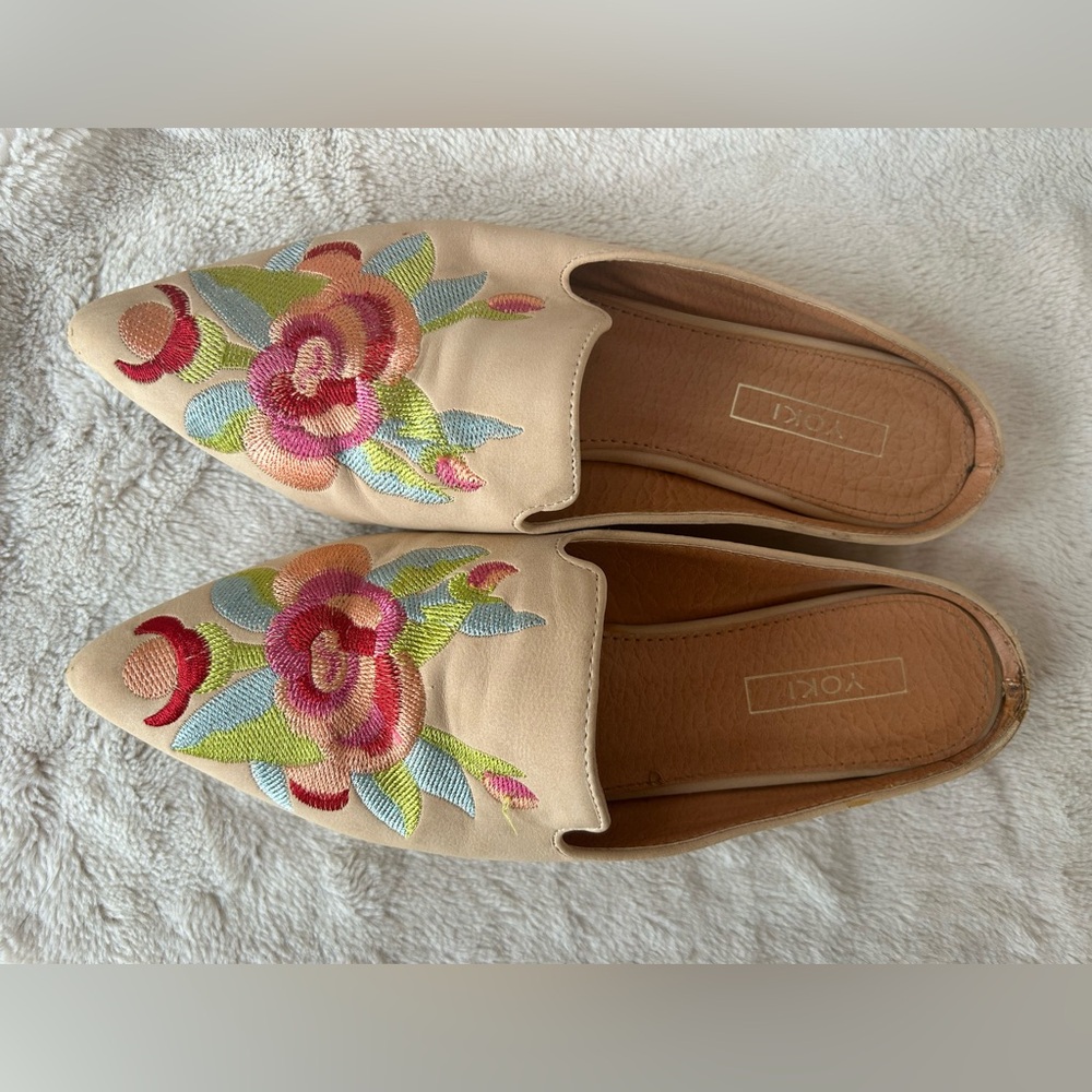 Women’s Slides - Picture 3 of 5